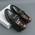 Mocassins élégants en cuir verni noir à motif crocodile pour hommes avec boucle dorée. - 38 / Noir