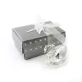 Elegante figura de cisne de cristal con caja de regalo gris con corazones y cinta - K5 Purity