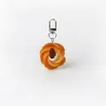 Detailopname van een realistische gesimuleerde amandelkoekjes sleutelhanger met textuur. - 42x81mm