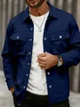 Détail d'une veste de travail bleu marine pour homme avec de multiples poches à rabat - S / Hauts / Bleu marine