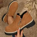 Détail de bottines pour femmes en daim marron avec semelle épaisse et fermeture éclair latérale. - Beige