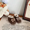 Κοντινό πλάνο από ζεστές καφέ βρεφικές μπότες με πολύχρωμους φιόγκους και γούνινη επένδυση. - Μέγεθος 22 Εσωτερικό Μήκος 14.5CM / Καφέ