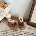 Κοντινό πλάνο με χαριτωμένες βρεφικές μπότες με μάλλινο φιόγκο και επένδυση φλις - Μέγεθος 22 Εσωτερικό Μήκος 14.5CM / Καμηλό