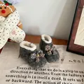 Λεπτομέρεια από γκρι τσόχινα μποτάκια μωρού με πολύχρωμους φιογκους και γούνινη επένδυση. - Μέγεθος 22 Εσωτερικό Μήκος 14.5CM / Γκρι