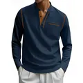 Detailweergave van donkerblauwe herenpolo met lange mouwen, opstaande kraag en bruine accenten - S / Tops / Marineblauw