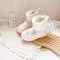 Nahaufnahme weißer bestickter Schneestiefel für Mädchen mit warmem Fleecefutter - Größe 18.0 (Innenlänge 18cm) / Schneeflocken Stickerei / Gebrochenes Weiß