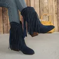 Detail van marineblauwe suède cowboylaarzen met lange franjes en gouden stud-details. - 38 / Blauw