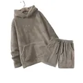 Vista dettagliata del set felpa con cappuccio e pantaloncini in pile corallo uomo - Taglia S / Top E Pantaloni / Kaki