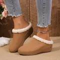 Detailopname van camelkleurige damesclogs met sleehak en warme voering van imitatiebont. - 36 / Bruin