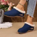 Gedetailleerd zijaanzicht van marineblauwe sleehak slippers met warme fleece voering - 36 / Blauw