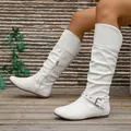 Elegante witte platte hoge laarzen met gespriem en ritssluiting aan de zijkant - 36 / Wit