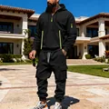 Herren-Trainingsanzug aus schwarzem Fleece mit neongrünen Akzenten und Cargotaschen - S / Oberteil und Hose / Schwarz
