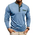 Λεπτομέρεια μπλε ανδρικής μπλούζας Henley με μακρύ μανίκι και αντίθεση στο κολάρο και την τσέπη - Ανοιχτό μπλε