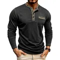 Detail van een heren-Henley-shirt met lange mouwen, contrastzak en kraagdetails. - S / Tops / Zwart
