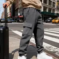 Dettaglio dei pantaloni cargo da uomo grigio scuro con trama a nido d'ape pesante - Grigio scuro