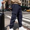 Dettaglio dei pantaloni cargo pesanti in jacquard blu navy in un contesto urbano. - Taglia S / Pantaloni e gonne / Blu navy