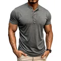 Dettaglio della maglia Henley grigia da uomo con abbottonatura a tre bottoni e tessuto. - Taglia S / Top / Grigio scuro