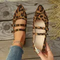 Vue détaillée des chaussures Mary Jane à imprimé léopard avec bout pointu et brides - Imprimé léopard