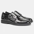 Dettaglio delle scarpe monk strap doppie in pelle verniciata nera con intagli - 40 / Nero