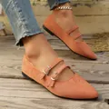 Gros plan de chaussures Mary Jane rétro en daim orange avec bout pointu et double brides - 36 / Mary Jane à Double Boucle(999) / Orange