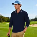 Lifestyle-detail van een man in een marineblauw poloshirt met lange mouwen op golfbaan - Marineblauw / S