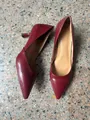 Elegantes salones de punta rojo vino con tacón de aguja bajo y textura de cuero sintético. - 34 / Burdeos