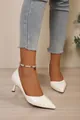 Elegantes salones blancos de punta con tacón de aguja bajo y vaqueros azul claro - 34 / Blanco