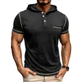 Detailopname van donkergrijs heren T-shirt met capuchon en contrasterende stiksels - S / Tops / Zwart