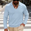 Nahaufnahme eines hellblauen Polo-Shirts aus Waffelstrick mit V-Ausschnitt-Kragen. - S / Oberteile / Hellblau