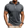Detailopname van heren Henley-shirt met korte mouwen, capuchon en contrasterende stiksels - S / Tops / donkergrijs