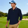 Detailopname van een marineblauw golfpoloshirt met lange mouwen in de buitenlucht - S / Tops / Marineblauw