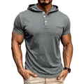 Detailweergave van een grijs Henley-shirt met korte mouwen en mooie contraststiksels. - S / Tops / Lichtgrijs