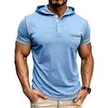 Gros plan d'un t-shirt Henley bleu clair à manches courtes avec capuche et coutures. - Bleu clair