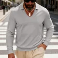 Vue détaillée d'un polo à manches longues en maille gaufrée grise pour homme, style urbain. - Gris clair