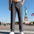 Dettaglio dei pantaloni sportivi larghi da uomo in grigio con lo sfondo di New York - Grigio scuro