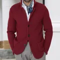 Detalle de cárdigan rojo para hombre en punto gofrado con cuello alto y botones - Rojo