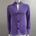 Primer plano de un cárdigan de punto morado para hombre con botones y tejido texturizado - Púrpura