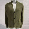 Detalle de chaqueta de punto gofrado verde oliva con cuello alto para hombre - Verde Militar