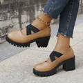 Detailansicht der Khaki-Plateau-Mary Janes mit schwarzem Blockabsatz und Kreuzriemen - 38 / Kreuzgurt Mary Janes mit Blockabsatz (2213) / Braun (2213)
