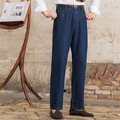 Retro-Lifestyle-Aufnahme einer dunkelblauen Stretch-Jeans für Herren mit geradem Bein - 28 / Unterteile / Dunkelblau