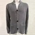 Cárdigan gris para hombre con tejido de gofre, cuello alto y tres botones negros - Gris