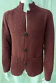 Chaqueta de punto para hombre con cuello alto y botones en color marrón rojizo - Café