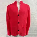 Chaqueta de punto rosa para hombre con cuello alto y botones frontales, corte entallado. - Rosa