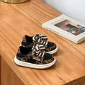 Détail rapproché de baskets pour enfants léopard avec lacets épais en tissu tressé. - 22 / Doublé en Molleton / Imprimé léopard
