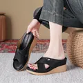 Sandales compensées noires élégantes pour femmes avec design à brides croisées et semelle. - 38 / Noir