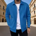 Détail de la veste bleue ajustée avec texture nid d'abeille et poches zippées de face - Bleu