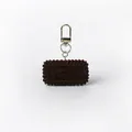 Gedetailleerde weergave van een bruine koekjessleutelhanger met verjaardagstekst erop. - 52x67mm