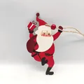 Vista detallada de un adorno de madera cortada con láser de Papá Noel para Navidad - Papá Noel (Con bolsa de regalos)