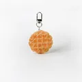 Detailopname van een realistische simulatie wafelkoekjes-sleutelhanger met metalen sluiting - 52x87mm
