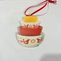 Ornamento natalizio vintage in acrilico, ciotole impilate con nastro rosso per l'albero - Rosso